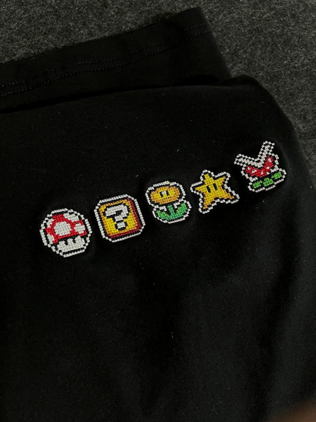 Ảnh chụp 5 mẫu Mario được thêu lên áo đen